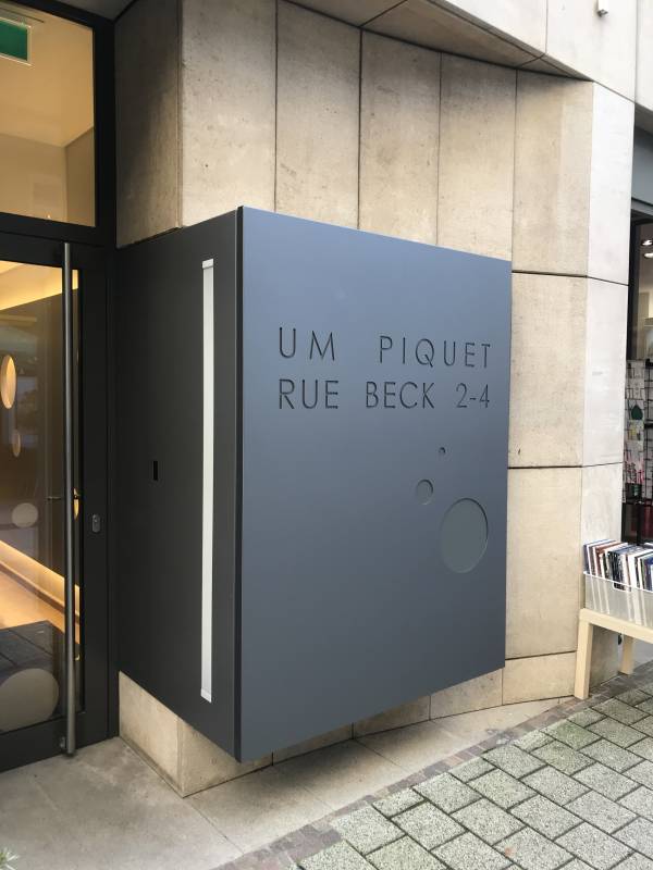 Restauration totem BNP - Um Piquet Rue Beck 2-4