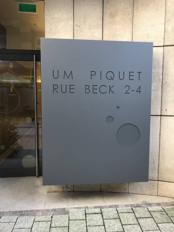 Restauration totem BNP - Um Piquet Rue Beck 2-4