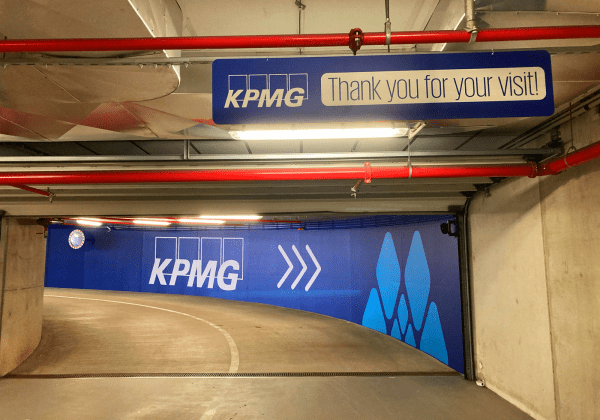 Lettrage et flocage rampe parking KPMG