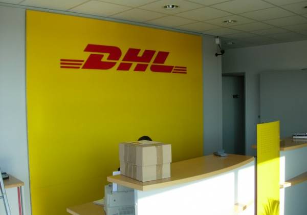 dhl panneau publicitaire