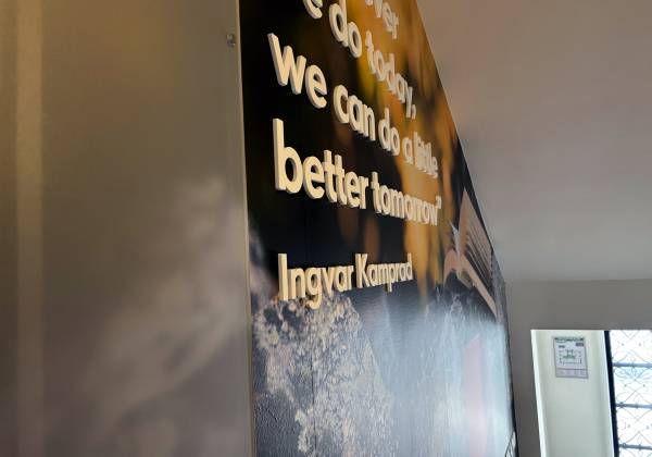 ikano, luxembourg, wall wrapping, logo 3d, découpe laser, plexiglas blanc, office decor