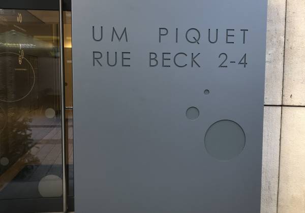 Restauration totem BNP - Um Piquet Rue Beck 2-4