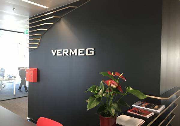 vermeg logo relief acrylox fraisage
