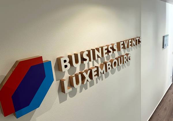 LUXEMBOURG CONVENTION BUREAU, gare, fraisage, cnc, logo 3D, bois massif, décoration murale, office design