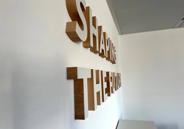 LUXEMBOURG CONVENTION BUREAU, gare, fraisage, cnc, logo 3D, bois massif, décoration murale, office design