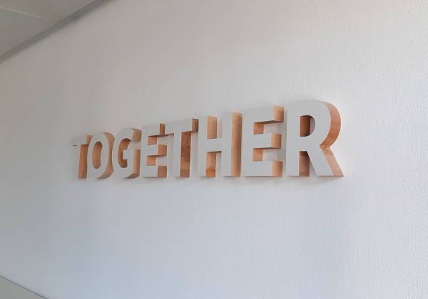 LUXEMBOURG CONVENTION BUREAU, gare, fraisage, cnc, logo 3D, bois massif, décoration murale, office design