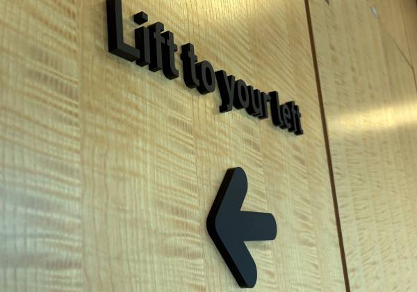 pictet, luxembourg, plexiglas noir, découpe laser, sign, signalétique, bureau, office