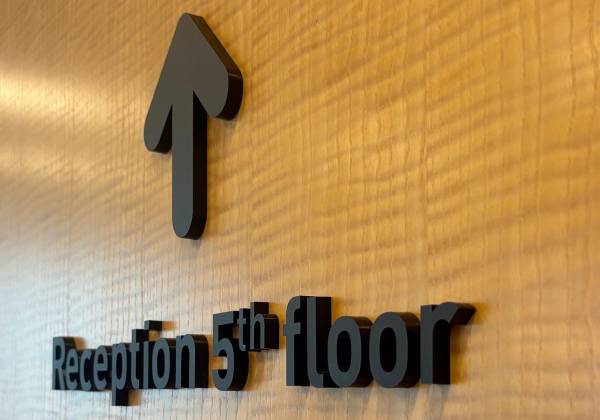 pictet, luxembourg, plexiglas noir, découpe laser, trotec, signalétique, bureau, office