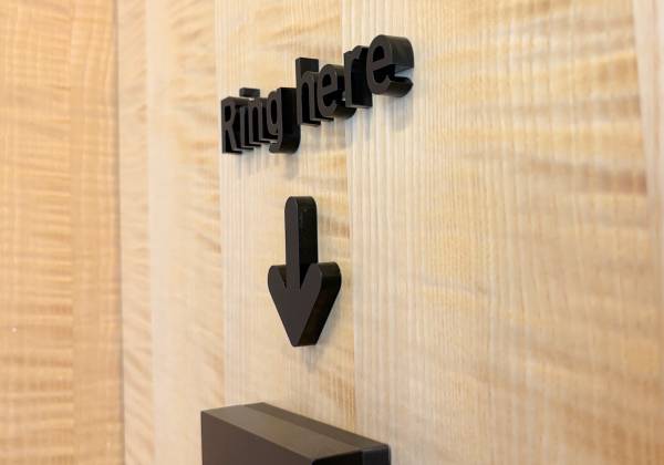 pictet, luxembourg, kirchberg, plexiglas noir, découpe laser, office sign, signalétique, bureau