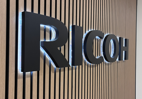 RICOH, luxembourg, bertrange, logo 3d, plexiglas, fraisage, rétro éclairage, led, décoration murale