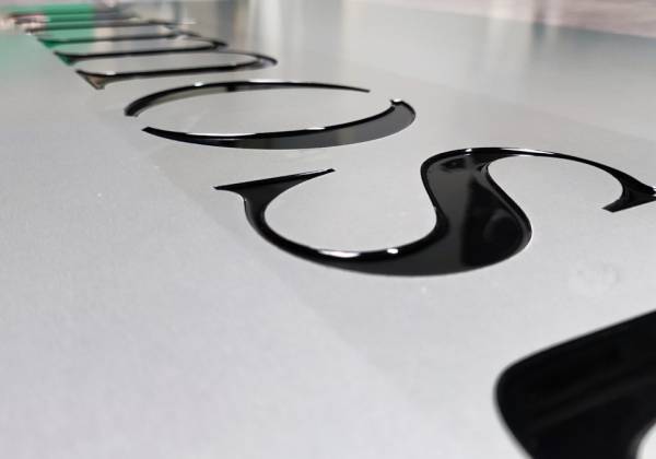 utmost, Niederanven, signalétique, aluminium anodisé, gravure, cnc, peinture