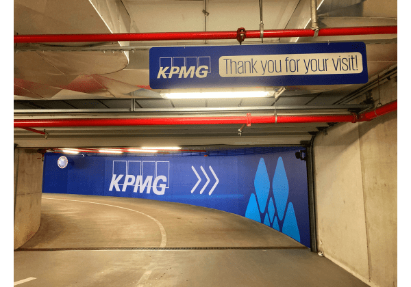 Lettrage et flocage rampe parking KPMG