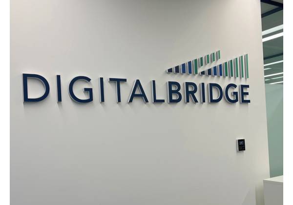 digital bridge, luxembourg, logo relief, plexiglas, laser cutting, découpe