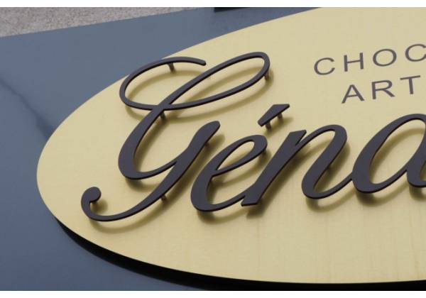 génaveh enseigne lettres relief