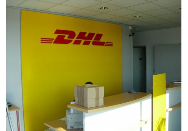 dhl panneau publicitaire