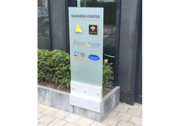 serenity business center fabrication totem route d'arlon