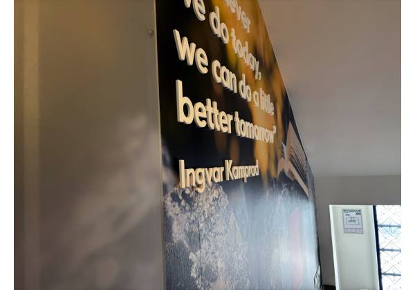 ikano, luxembourg, wall wrapping, logo 3d, découpe laser, plexiglas blanc, office decor