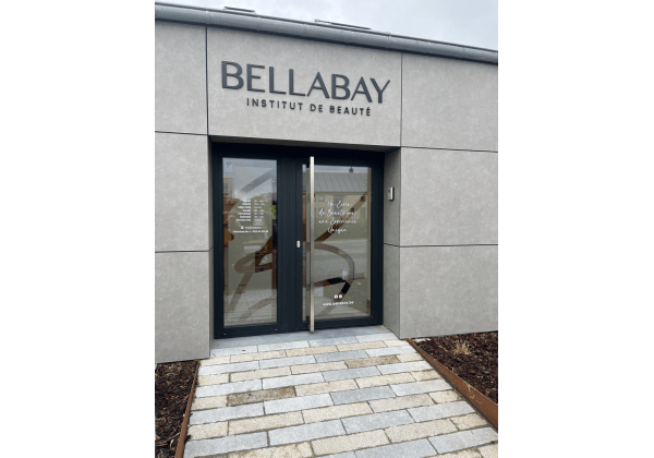 bellabay, logo 3d, plexiglas, cnc, fraisage, lettres relief, acrylique