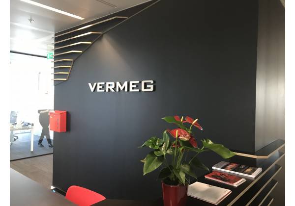 vermeg logo relief acrylox fraisage