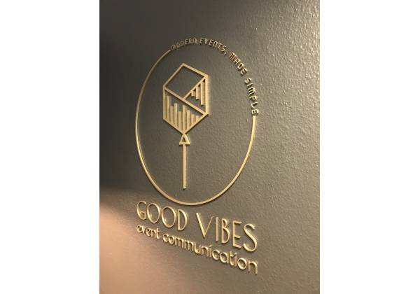 logo 3D couleur or good vibes