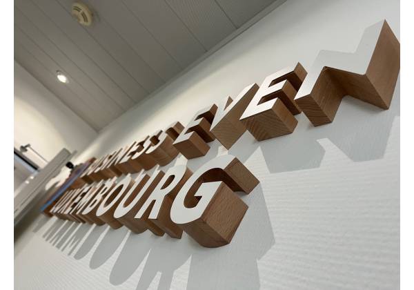 LUXEMBOURG CONVENTION BUREAU, gare, fraisage, cnc, logo 3D, bois massif, décoration murale, office design