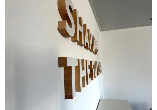 LUXEMBOURG CONVENTION BUREAU, gare, fraisage, cnc, logo 3D, bois massif, décoration murale, office design