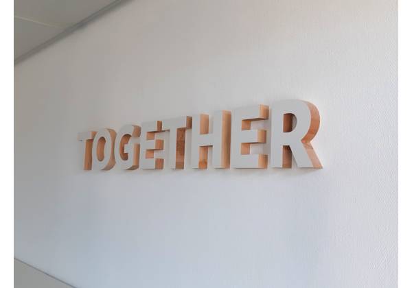 LUXEMBOURG CONVENTION BUREAU, gare, fraisage, cnc, logo 3D, bois massif, décoration murale, office design