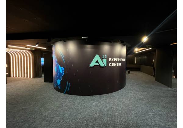 LHOFT, AI EXPERIENCE CENTRE, Luxembourg gare, logo 3D, rétro éclairage, plexiglas, cnc, led