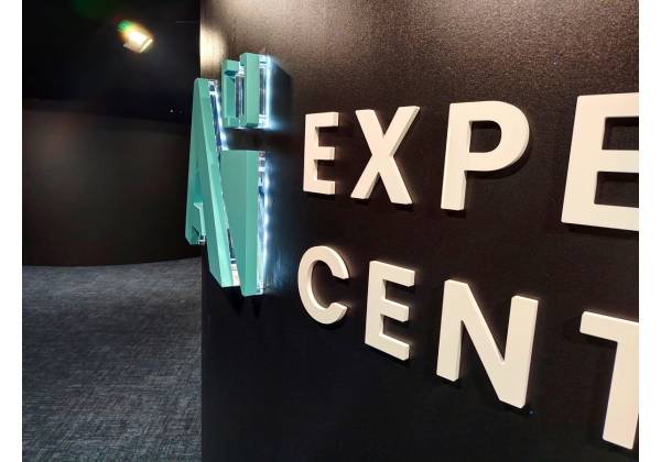 LHOFT, AI EXPERIENCE CENTRE, Luxembourg gare, logo 3D, rétro éclairage, acrylique, cnc, led