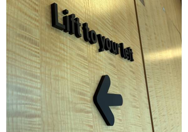 pictet, luxembourg, plexiglas noir, découpe laser, sign, signalétique, bureau, office