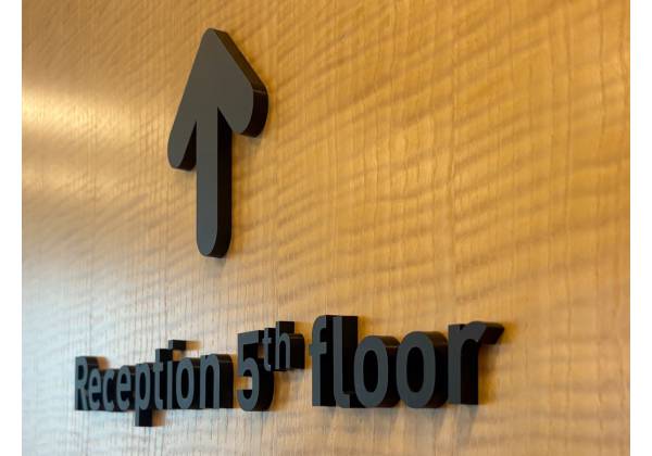 pictet, luxembourg, plexiglas noir, découpe laser, trotec, signalétique, bureau, office