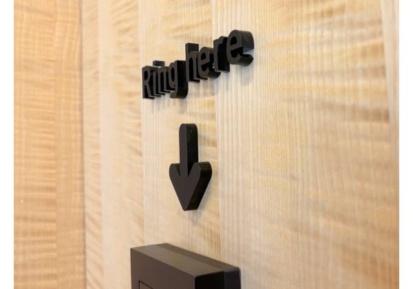 pictet, luxembourg, kirchberg, plexiglas noir, découpe laser, office sign, signalétique, bureau