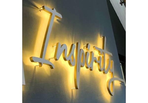 inspirity, logo 3d, plexiglas, usinage, led, or, or brossé
