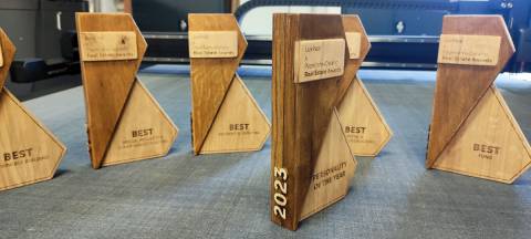 paperjam, delano, trophees, real estate awards, cnc, chêne, bois, gravure