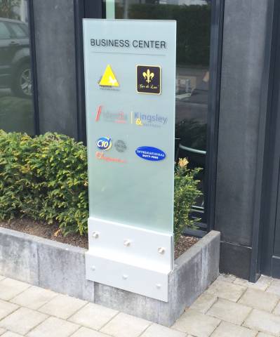 serenity business center fabrication totem route d'arlon