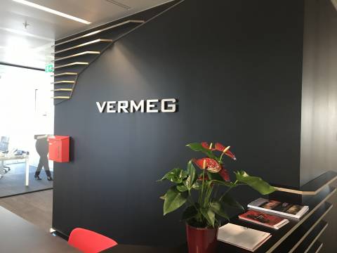 vermeg logo relief acrylox fraisage