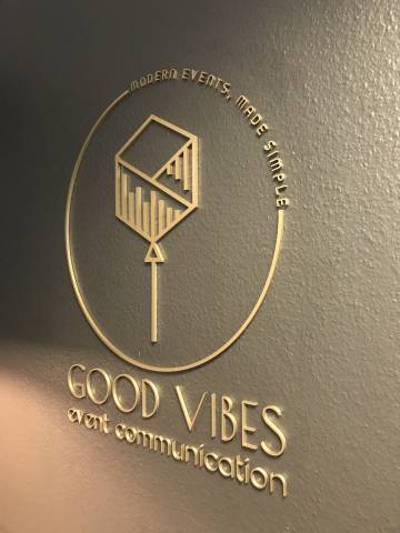 logo 3D couleur or good vibes