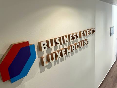 LUXEMBOURG CONVENTION BUREAU, gare, fraisage, cnc, logo 3D, bois massif, décoration murale, office design