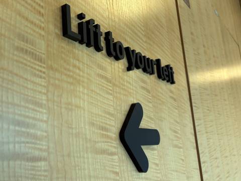 pictet, luxembourg, plexiglas noir, découpe laser, sign, signalétique, bureau, office