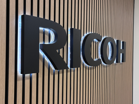 RICOH, luxembourg, bertrange, logo 3d, plexiglas, fraisage, rétro éclairage, led, décoration murale
