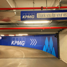 Lettrage et flocage rampe parking KPMG