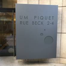 Restauration totem BNP - Um Piquet Rue Beck 2-4