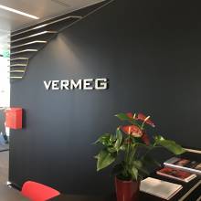 vermeg logo relief acrylox fraisage