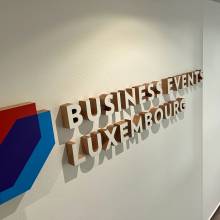 LUXEMBOURG CONVENTION BUREAU, gare, fraisage, cnc, logo 3D, bois massif, décoration murale, office design