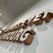 LUXEMBOURG CONVENTION BUREAU, gare, fraisage, cnc, logo 3D, bois massif, décoration murale, office design