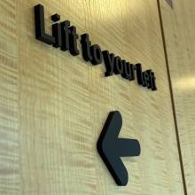 pictet, luxembourg, plexiglas noir, découpe laser, sign, signalétique, bureau, office