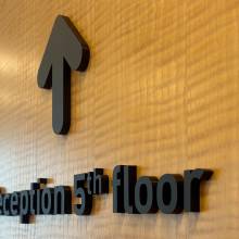 pictet, luxembourg, plexiglas noir, découpe laser, trotec, signalétique, bureau, office