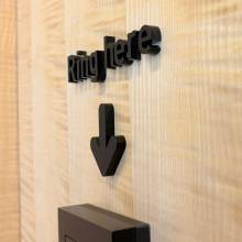 pictet, luxembourg, kirchberg, plexiglas noir, découpe laser, office sign, signalétique, bureau