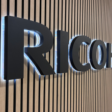 RICOH, luxembourg, bertrange, logo 3d, plexiglas, fraisage, rétro éclairage, led, décoration murale